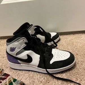 Authentic Nike Air Jordan 1 Mid SE Varsity Purple Court. Great shape. No box.